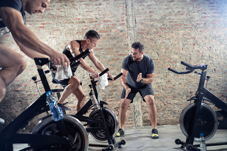 is-it-possible-to-exercise-every-day2 גברים מתאמנים על מכשירי כושר